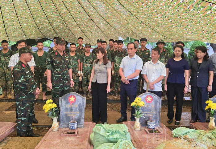 Lãnh đạo Bộ Chỉ huy Quân sự tỉnh báo cáo tình hình thực hiện nhiệm vụ tại Nghĩa trang Liệt sĩ quốc gia Độc Lập.