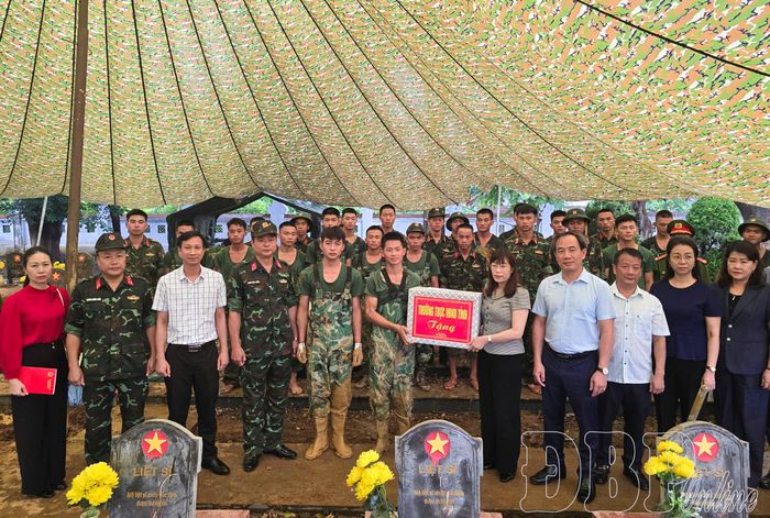 Phó Chủ tịch Thường trực HĐND tỉnh tặng quà lực lượng trực tiếp tham gia thực hiện nhiệm vụ tại Nghĩa trang Liệt sĩ quốc gia Độc Lập.