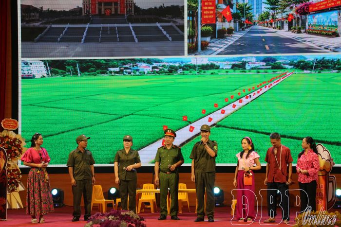 Tiểu phẩm sinh động khắc họa hình ảnh người chiến sĩ công an nhân dân cùng lực lượng tham gia bảo vệ ANTT ở cơ sở phường Mường Thanh.
