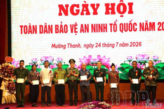 Thiếu tướng Vũ Văn Đấu, Giám đốc Công an tỉnh trao 20 suất quà tặng đối tượng chính sách, tập thể, cá nhân có nhiều đóng góp trong phong trào "Toàn dân bảo vệ ANTQ".