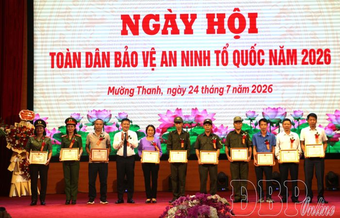 UBND phường Mường Thanh tặng Giấy khen 10 cá nhân có thành tích tiêu biểu trong thực hiện phong trào năm 2026.