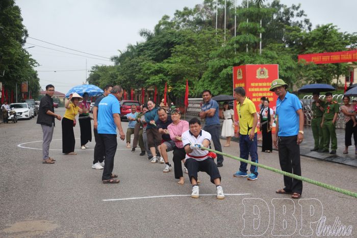 Các hoạt động thi đấu thể thao thu hút sự cổ vũ nhiệt tình của đông đảo người dân.