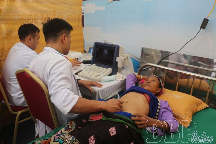 Tại ngày hội đã triển khai chương trình khám, tư vấn sức khỏe và cấp phát thuốc miễn phí cho hơn 200 lượt người dân.