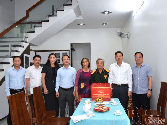 Chủ tịch UBND tỉnh Lê Văn Lương tặng quà ông Vũ Trung Dũng bệnh binh 68%, thương binh 25%, tổ dân phố Thanh Trường, phường Điện Biên Phủ.