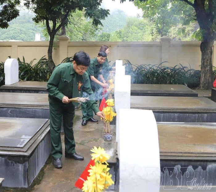 Lãnh đạo, cán bộ Hội Cựu TNXP tỉnh thắp hương từng phần mộ liệt sĩ, cựu TNXP tại Nghĩa trang Liệt sĩ ngành Giao thông vận tải B142.