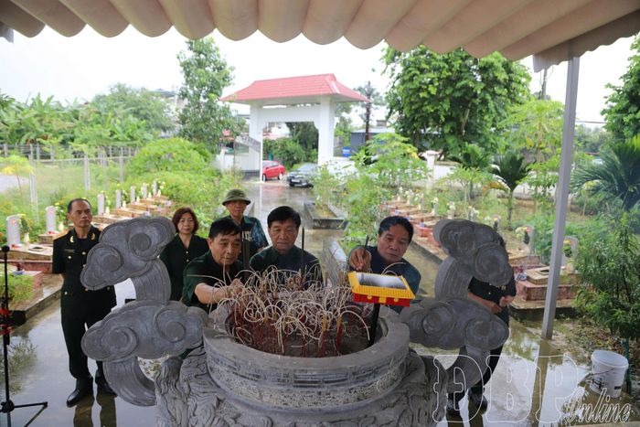 Lãnh đạo, hội viên Hội Cựu TNXP tỉnh dâng hương tại Khu tưởng niệm liệt sĩ TNXP.