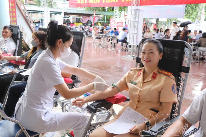 Tình nguyện viên tham gia hiến máu.