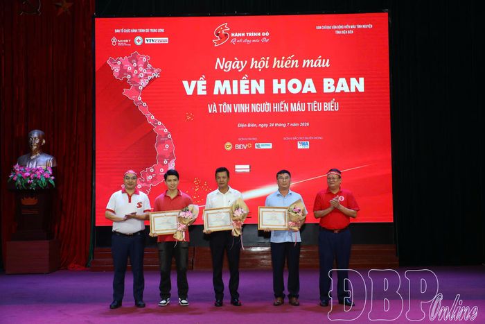Gia đình, cá nhân xuất sắc trong công tác hiến máu tình nguyện nhận Bằng khen của Trung ương Hội Chữ thập đỏ Việt Nam.
