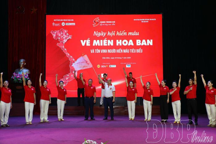 Nghi thức hô khẩu hiệu truyền thống của Hành trình đỏ.
