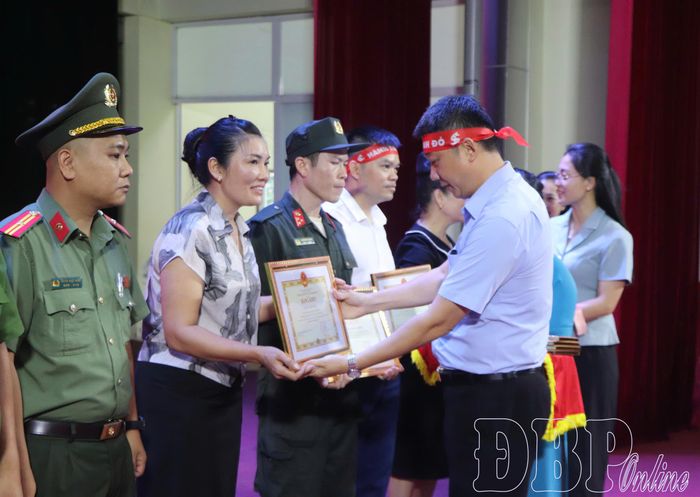 Các tập thể, cá nhân có thành tích xuất sắc nhận Bằng khen của UBND tỉnh.