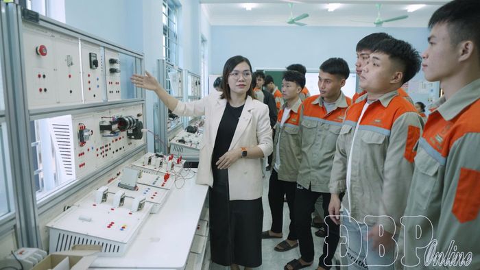 Sinh viên theo học nghề điện công nghiệp tại Trường Cao đẳng Điện Biên.