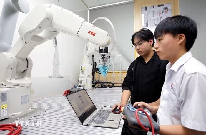 Sinh viên thực hành thử nghiệm các thuật toán điều khiển cánh tay robot tại phòng thí nghiệm Robotics, Trường Đại học Công nghiệp TP Hồ Chí Minh. Ảnh minh họa: TTXVN