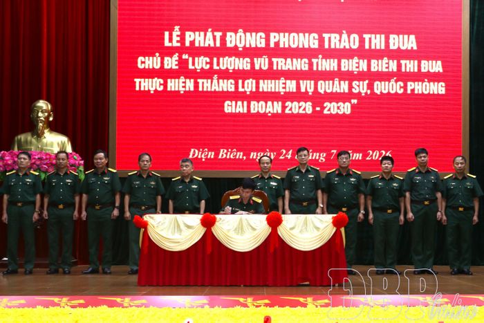 Đại diện hai khối thi đua số 1 và số 2 ký kết giao ước thi đua.