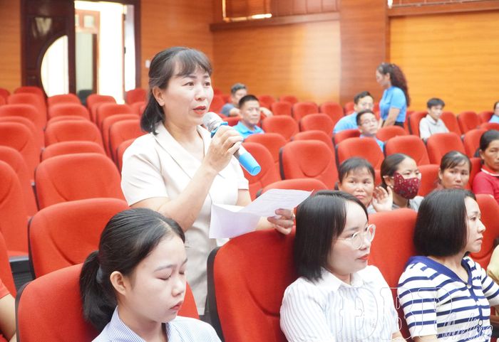 Đoàn viên, người lao động trao đổi về vấn đề liên quan trực tiếp đến quyền, lợi ích.