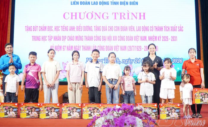 Lãnh đạo Liên đoàn Lao động tỉnh và Hội LHPN tỉnh tặng quà con đoàn viên lao động có thành tích trong học tập.