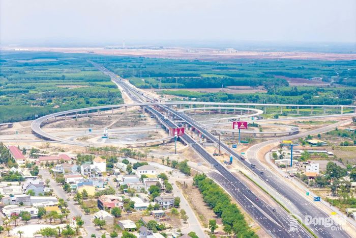 Nút giao kết nối đường cao tốc Thành phố Hồ Chí Minh - Long Thành - Dầu Giây với đường cao tốc Biên Hòa - Vũng Tàu và tuyến đường T2 vào Cảng hàng không quốc tế Long Thành đã đưa vào khai thác.