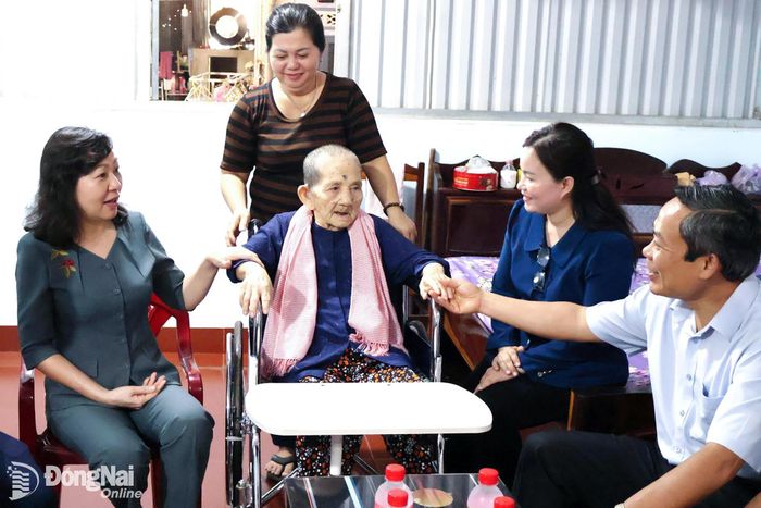 Phó Bí thư Thành ủy, Chủ tịch Ủy ban MTTQ Việt Nam thành phố Huỳnh Thị Hằng và thành viên đoàn trò chuyện với Mẹ Việt Nam anh hùng Bùi Thị Năm, xã Lộc Tấn. Ảnh: Nguyệt Hà