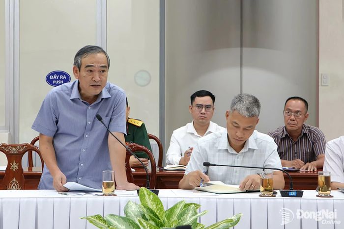 Giám đốc Ban Quản lý dự án đầu tư xây dựng thành phố Đinh Tiến Hải báo cáo tại buổi làm việc. Ảnh: Phạm Tùng