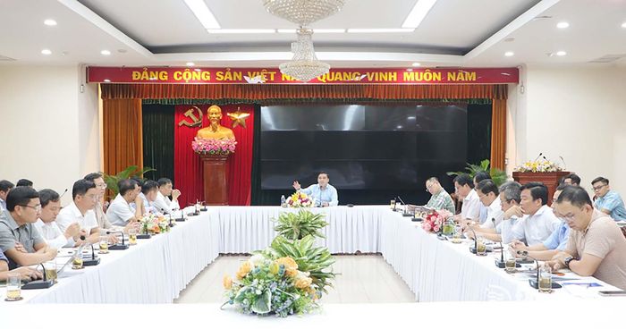 Thành ủy viên, Phó Chủ tịch UBND thành phố Hồ Văn Hà chủ trì buổi làm việc. Ảnh: Phạm Tùng