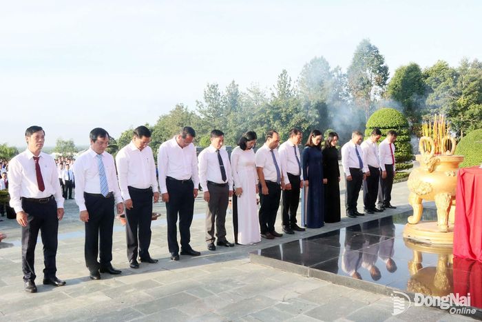 Đại diện lãnh đạo các xã, phường trên địa bàn dâng hương tưởng niệm các anh hùng liệt sĩ. Ảnh Quang Minh