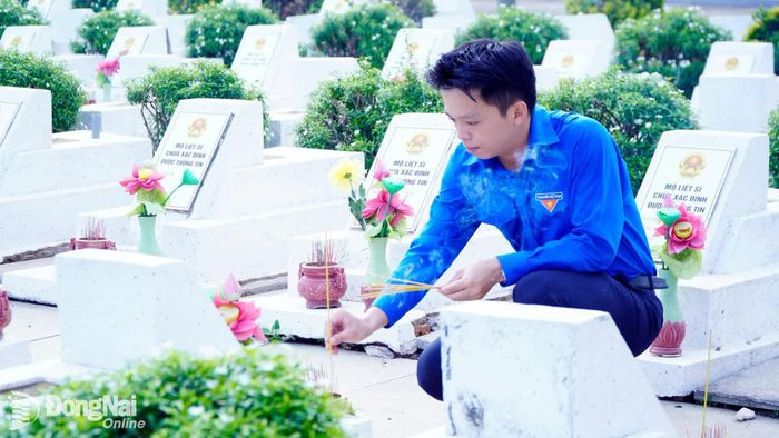 Đoàn viên, thanh niên Đoàn các cơ quan Đảng thành phố thắp hương tại các phần mộ liệt sĩ. Ảnh: Thủy Tiên