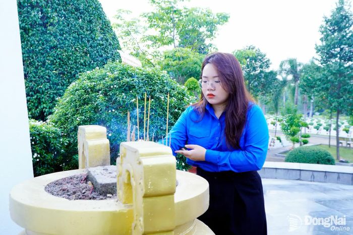 Bí thư Đoàn các cơ quan Đảng thành phố Nguyễn Thị Tuyết Nhung thắp hương tri ân các anh hùng liệt sĩ. Ảnh: Thủy Tiên