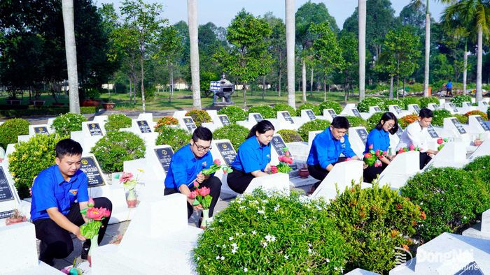 Đoàn viên, thanh niên thay mới hoa trên các phần mộ liệt sĩ tại Nghĩa trang Liệt sĩ thành phố Đồng Nai. Ảnh: Thủy Tiên
