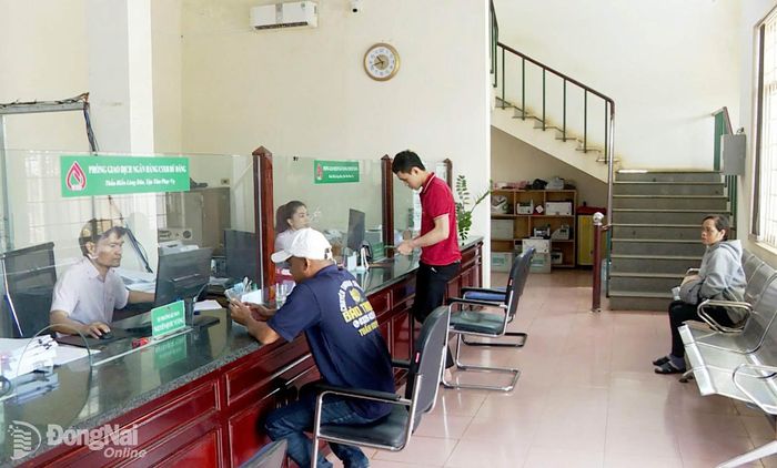 Khách hàng đến nhận giải ngân tại Phòng Giao dịch Ngân hàng Chính sách xã hội Bù Đăng. Ảnh: Duy Tân