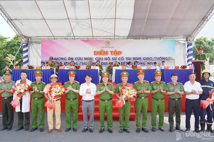 Đại tá Trần Anh Sơn, Phó Giám đốc Công an thành phố Đồng Nai tặng hoa chúc mừng các lực lượng tham gia diễn tập. Ảnh: Lê Duy