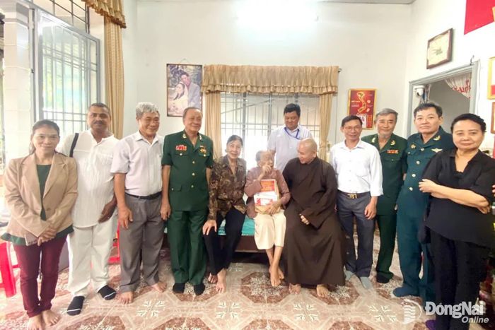 Đoàn thăm, tặng quà Mẹ Việt Nam anh hùng Đỗ Thị Miên. Ảnh: HCC