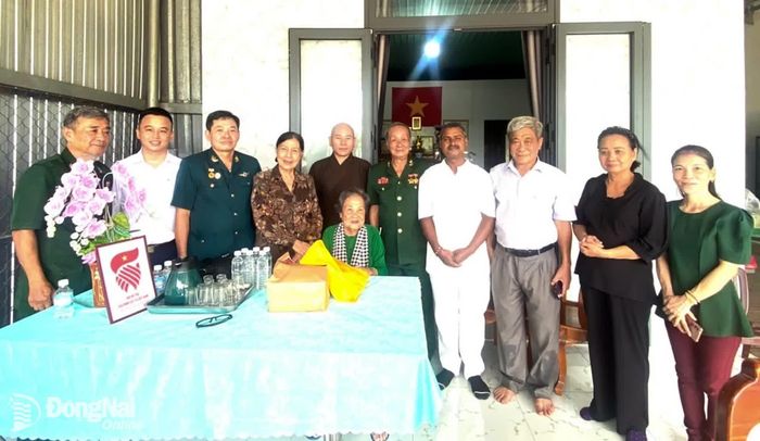 Đoàn thăm, tặng quà Mẹ Việt Nam anh hùng Trần Thị Kim Vệ. Ảnh: HCC