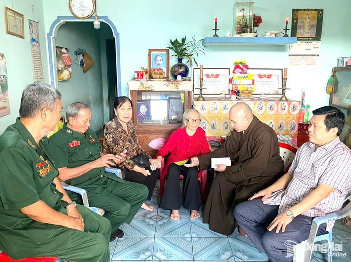 Đoàn đến thăm, tặng quà Mẹ Việt Nam anh hùng Lê Thị Thí. Ảnh: Hội CC