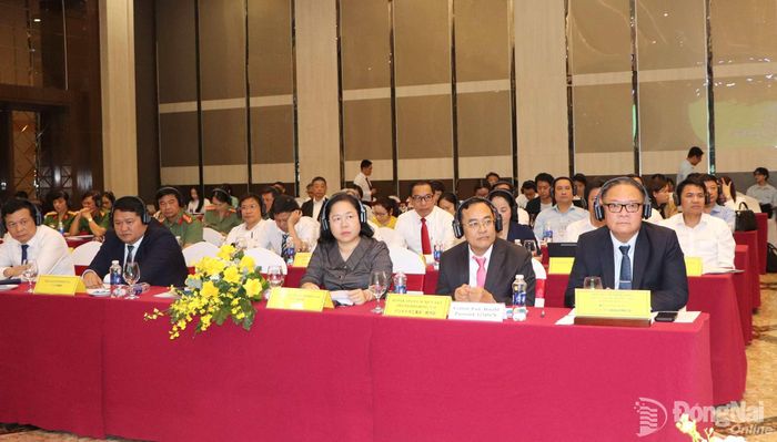 Lãnh đạo UBND thành phố và các sở, ngành tham dự lắng nghe những ý kiến của doanh nghiệp Nhật Bản. Ảnh: Ngọc Liên