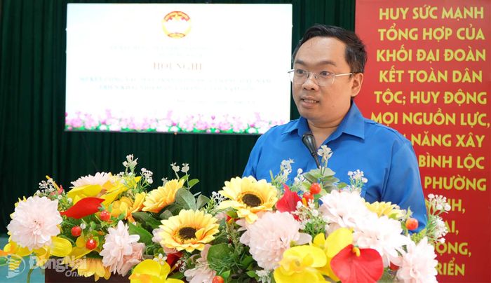 Đồng chí Nguyễn Minh Kiên, Thành ủy viên, Phó Chủ tịch Ủy ban MTTQ Việt Nam thành phố, Bí thư Thành đoàn phát biểu tại hội nghị. Ảnh: Minh Dũng