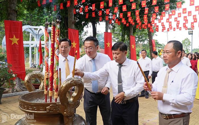Lãnh đạo xã Cẩm Mỹ dâng hương tưởng niệm các anh hùng liệt sĩ. Ảnh: Đinh Tài