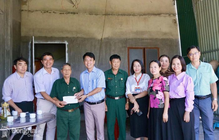 Đoàn công tác phường Minh Hưng thăm, tặng quà gia đình người có công trên địa bàn. Ảnh: Mỹ Hạnh