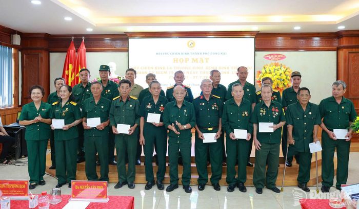 Đại diện Hội Cựu chiến binh thành phố Đồng Nai trao quà cho cán bộ, hội viên cựu chiến binh là thương binh, bệnh binh tiêu biểu. Ảnh: Vũ Nguyện