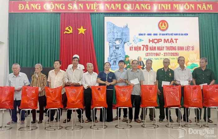  Lãnh đạo xã Gia Kiệm trao quà cho gia đình chính sách, thương bệnh binh, người có công trên địa bàn xã. Ảnh: Tiến Thụ