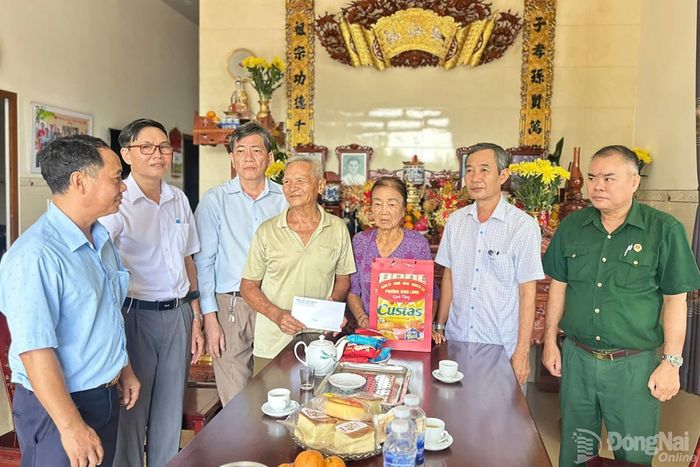 Đoàn đến thăm và tặng quà thương binh 3/4 Nguyễn Văn Tường, ở khu phố Xa Cam. Ảnh: Văn Tâm