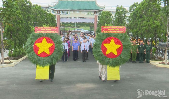 Đoàn đại biểu phường Trảng Bom và xã Hưng Thịnh viếng Nghĩa trang liệt sĩ Trảng Bom. Ảnh: Thanh Toàn