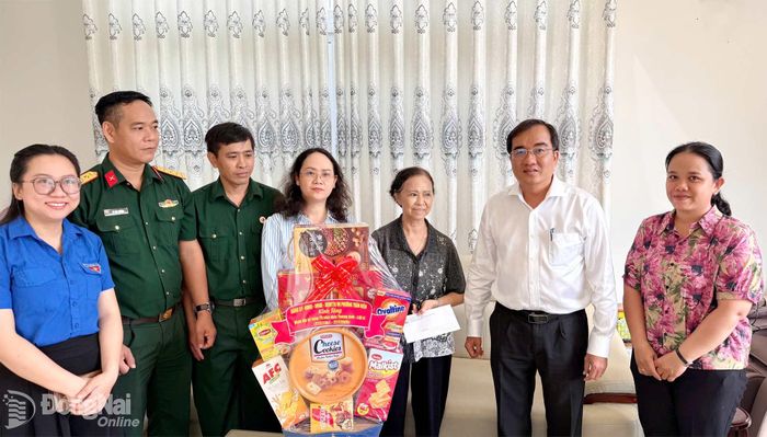 Chủ tịch UBND phường Trấn Biên Nguyễn Duy Tân thăm và tặng quà người có công. Ảnh: Thùy Anh