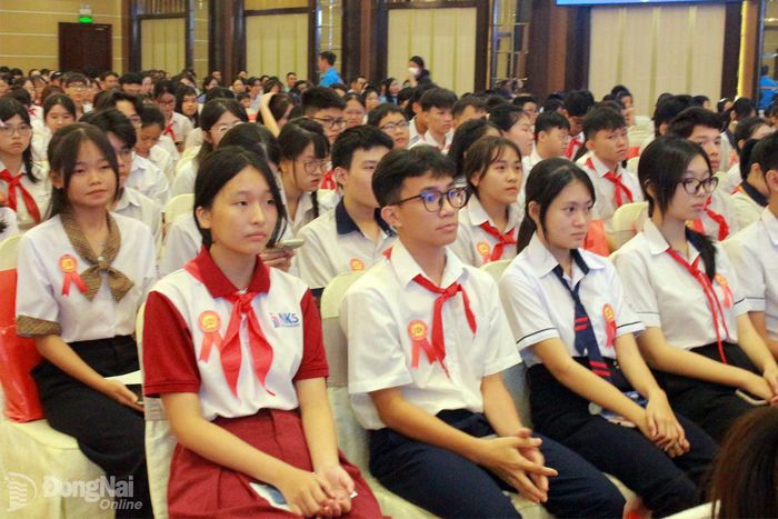 Các em học sinh tham dự lễ tuyên dương Học giỏi, sống tốt. Ảnh: N.Hòa