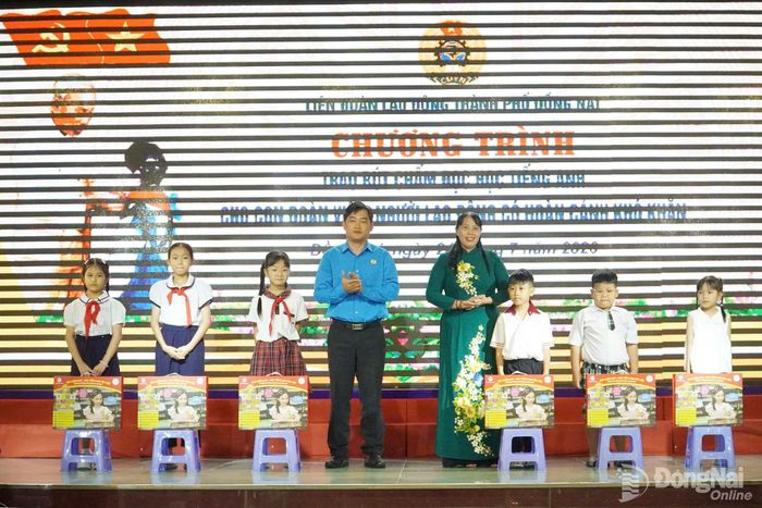 Chủ tịch Liên đoàn Lao động thành phố Nguyễn Quốc Dũng và Phó Trưởng ban Tuyên giáo và Dân vận Thành ủy Lê Thị Thái trao bộ bút chấm đọc, học tiếng Anh dành cho con đoàn viên khó khăn. Ảnh: N.Hòa