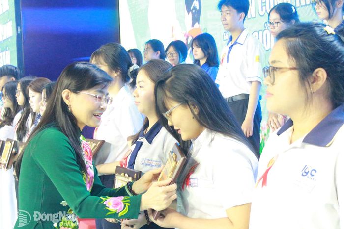 Các em học sinh được tuyên dương tại buổi lễ. Ảnh: N.Hòa