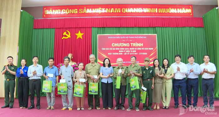 Thành ủy viên, Phó Trưởng đoàn chuyên trách Đoàn Đại biểu Quốc hội thành phố Điểu Huỳnh Sang cùng thành viên đoàn công tác và lãnh đạo địa phương tặng quà cho gia đình chính sách và người có công ở xã Phú Trung. Ảnh: Thanh Lâm
