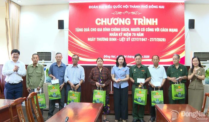 Thành ủy viên, Phó Trưởng đoàn chuyên trách Đoàn Đại biểu Quốc hội thành phố Điểu Huỳnh Sang cùng đoàn công tác tặng quà cho gia đình chính sách và người có công ở phường Bình Phước. Ảnh: Thanh Lâm