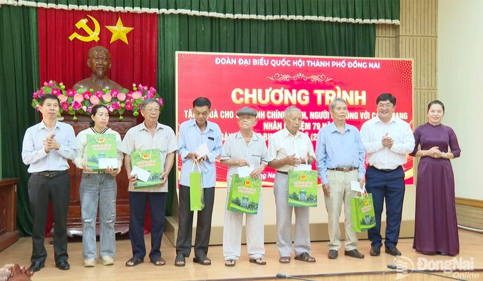Đoàn công tác và lãnh đạo địa phương tặng quà cho gia đình chính sách và người có công ở phường Phước Bình. Ảnh: Thanh Lâm