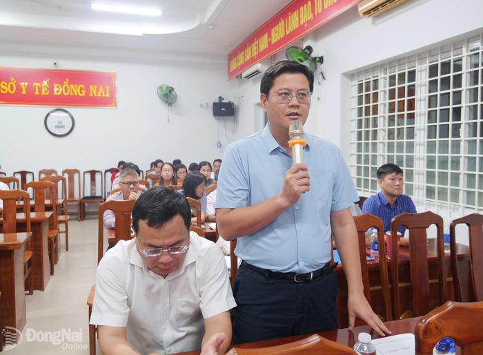 Ông Đỗ Dũng, Quyền Trưởng phòng Kế hoạch tài chính (Sở Y tế) trao đổi vấn đề bệnh án điện tử. Ảnh: Hạnh Dung