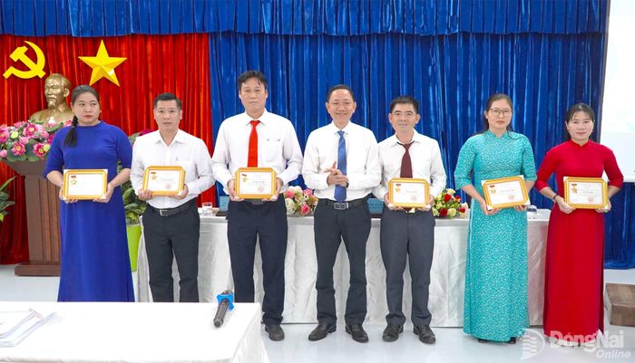 Phó Giám đốc Sở Tư pháp thành phố Đồng Nai Nguyễn Trọng Trí tặng Kỷ niệm chương “Vì sự nghiệp Tư pháp” của Bộ Tư pháp cho các cá nhân đã có nhiều đóng góp vì sự nghiệp tư pháp. Ảnh: An Nhơn