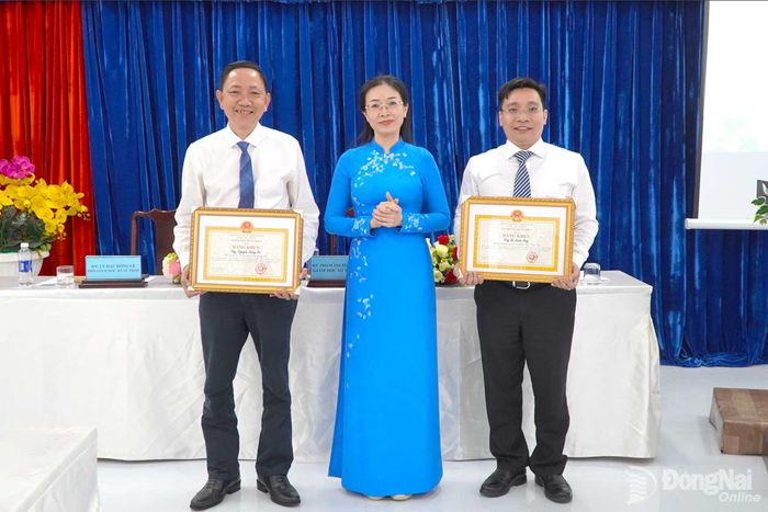 Thành ủy viên, Giám đốc Sở Tư pháp thành phố Đồng Nai Phạm Thị Bích Thủy tặng bằng khen của Bộ trưởng Bộ Tư pháp cho 2 cá nhân có thành tích xuất sắc trong phong trào thi đua đặc biệt. Ảnh: An Nhơn
